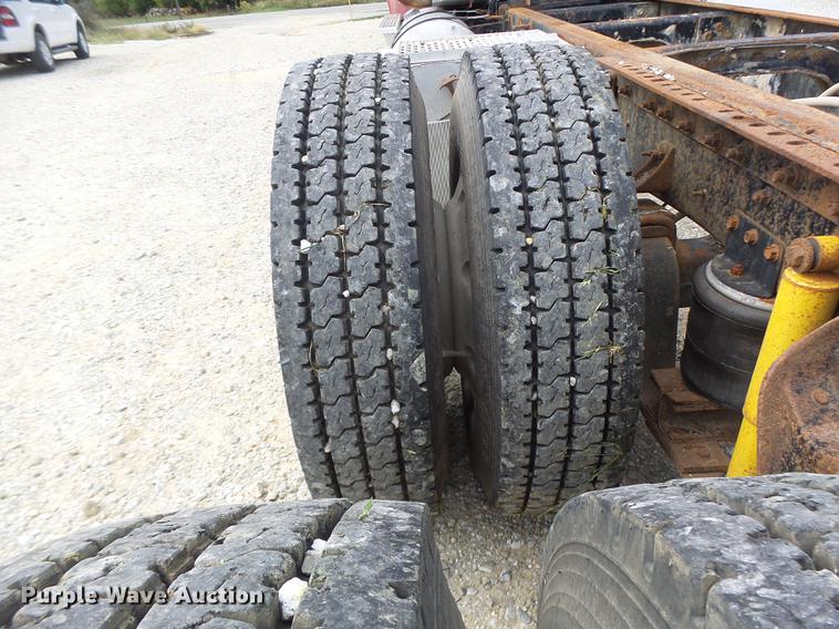 image for item DB1487 1993 International 9400 truck cab and chassis