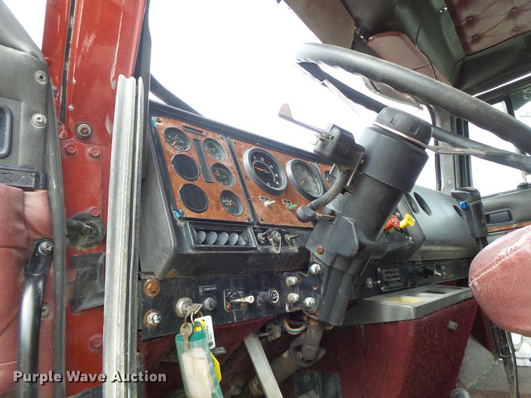 image for item DB1487 1993 International 9400 truck cab and chassis