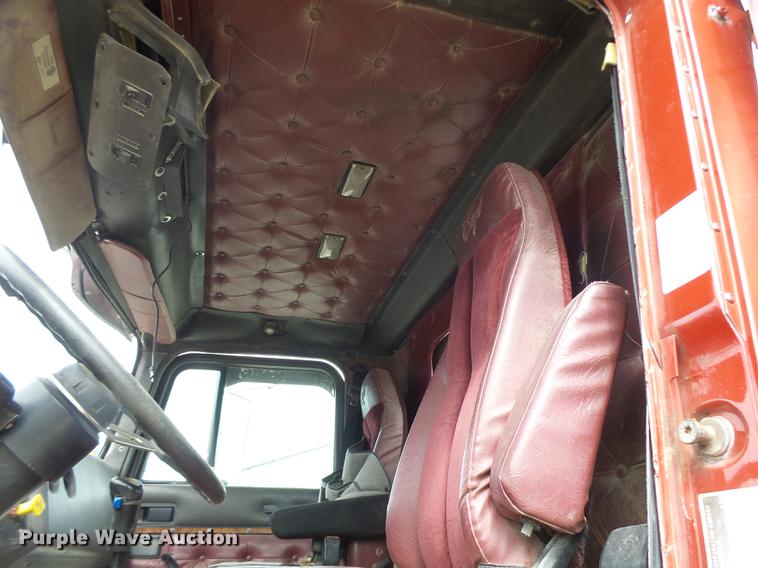 image for item DB1487 1993 International 9400 truck cab and chassis