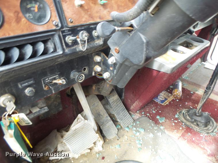 image for item DB1487 1993 International 9400 truck cab and chassis