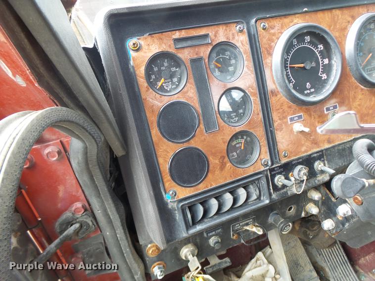 image for item DB1487 1993 International 9400 truck cab and chassis