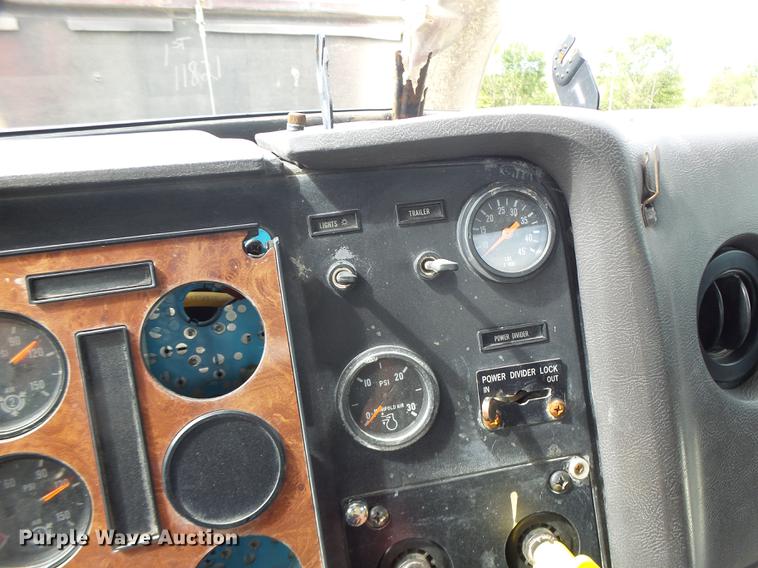 image for item DB1487 1993 International 9400 truck cab and chassis