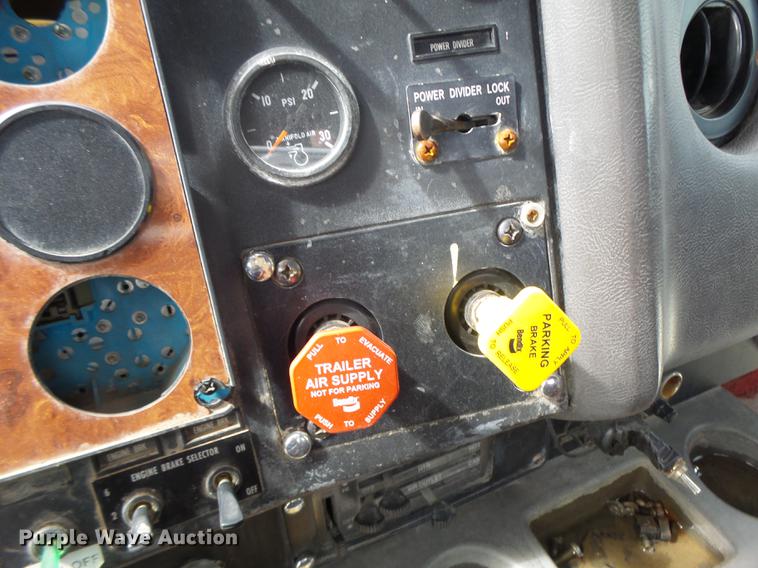 image for item DB1487 1993 International 9400 truck cab and chassis