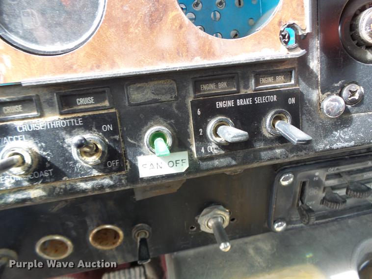 image for item DB1487 1993 International 9400 truck cab and chassis