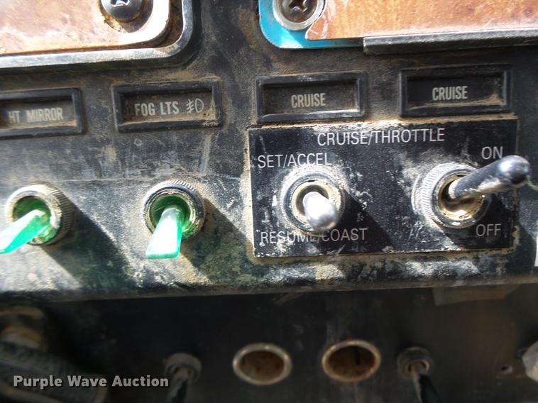 image for item DB1487 1993 International 9400 truck cab and chassis