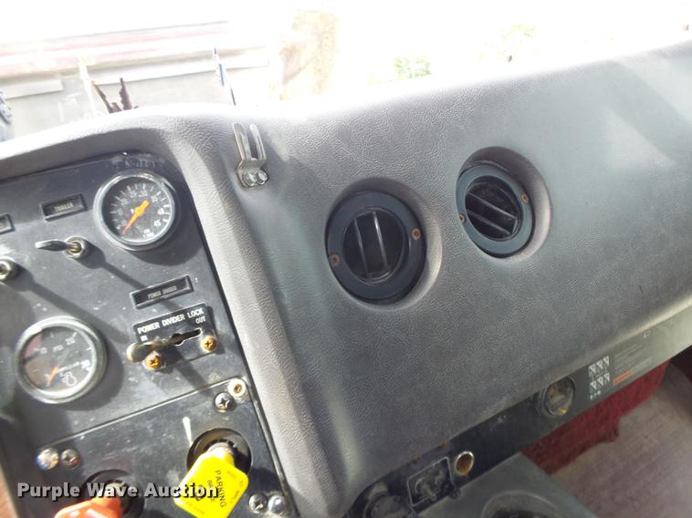 image for item DB1487 1993 International 9400 truck cab and chassis