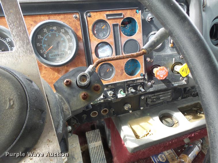 image for item DB1487 1993 International 9400 truck cab and chassis