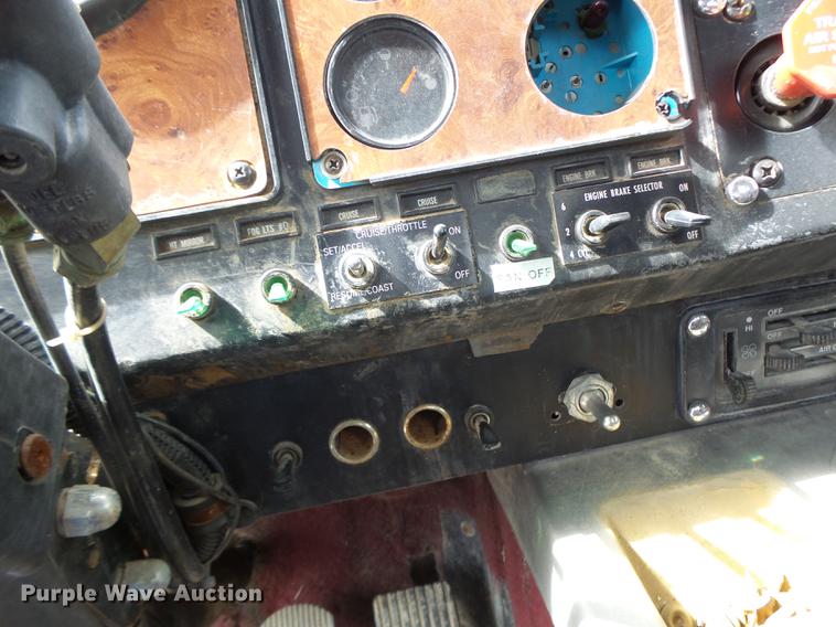 image for item DB1487 1993 International 9400 truck cab and chassis