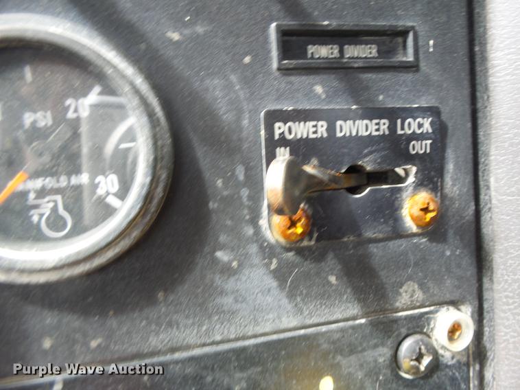 image for item DB1487 1993 International 9400 truck cab and chassis