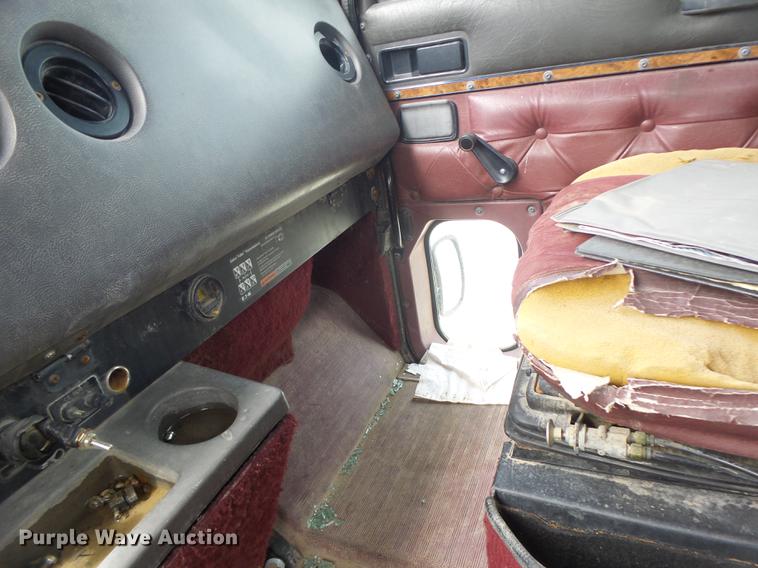 image for item DB1487 1993 International 9400 truck cab and chassis