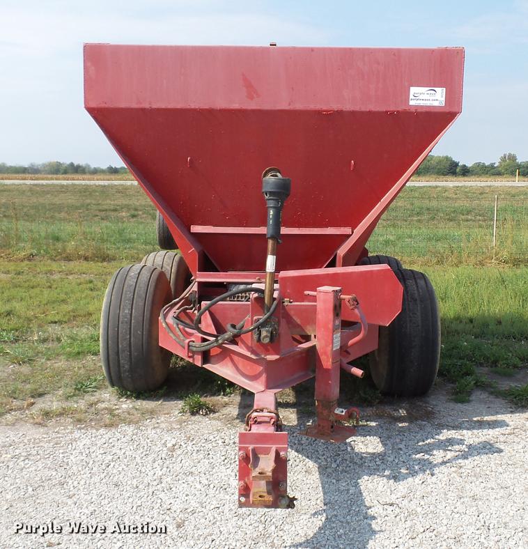 Chandler spreader in Oaktown, IN Item DC2530 sold Purple Wave