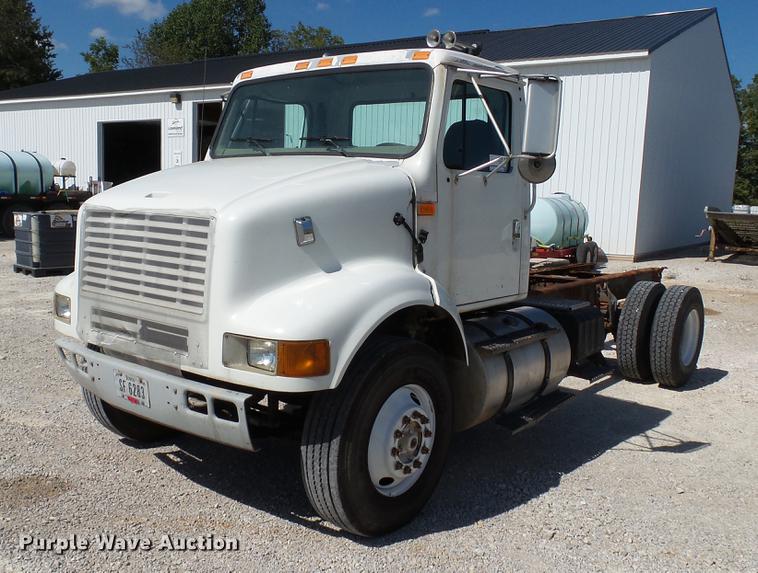 image for item DC2554 2001 International 8100 truck cab and chassis
