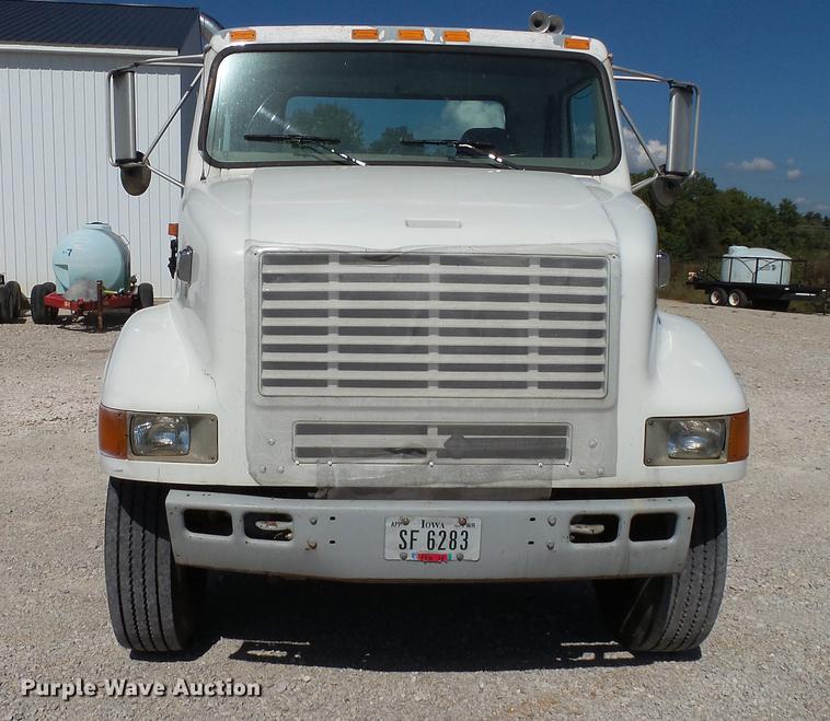 image for item DC2554 2001 International 8100 truck cab and chassis