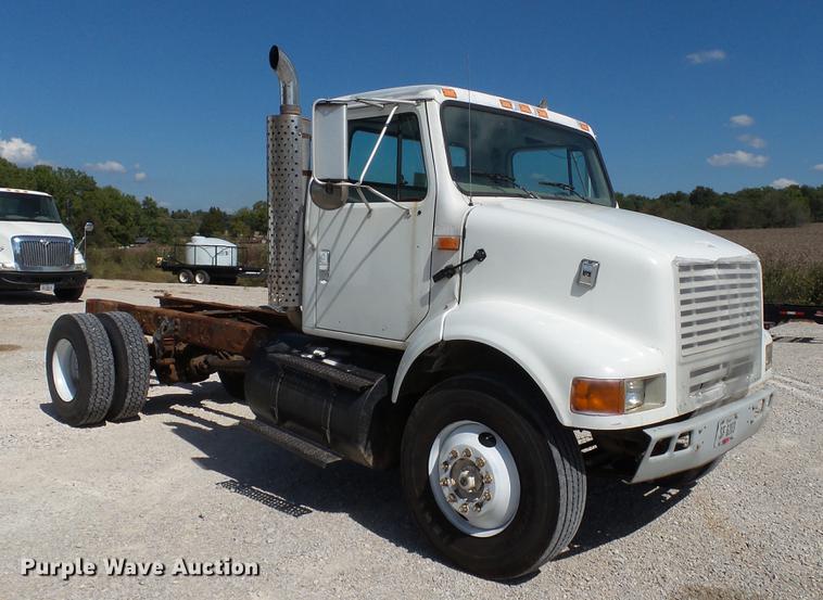 image for item DC2554 2001 International 8100 truck cab and chassis