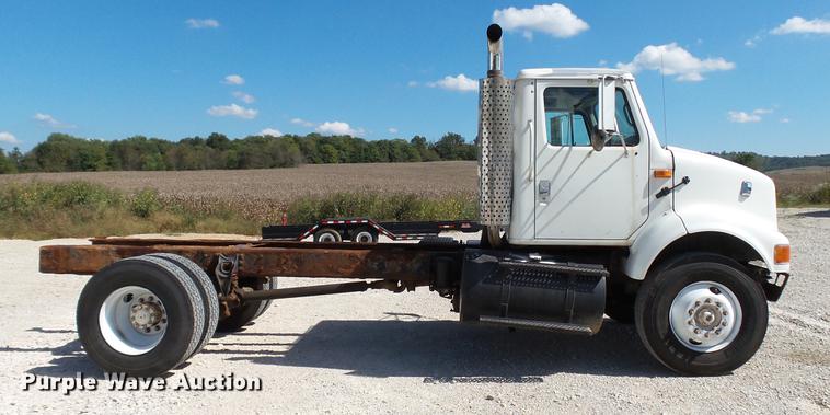 image for item DC2554 2001 International 8100 truck cab and chassis