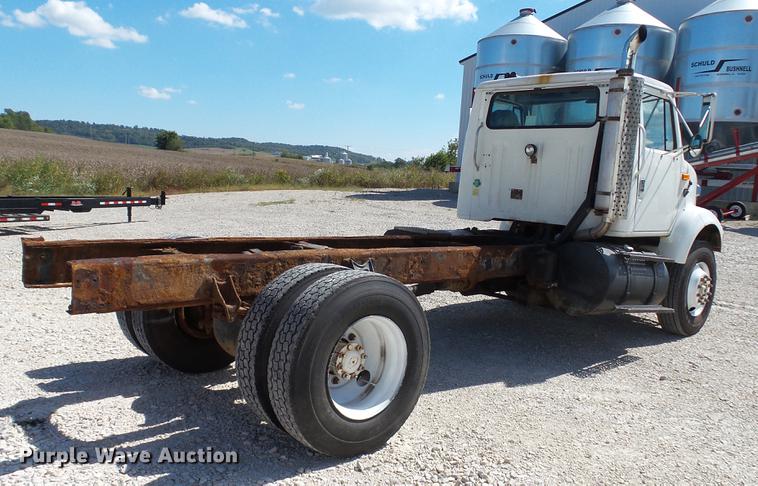 image for item DC2554 2001 International 8100 truck cab and chassis