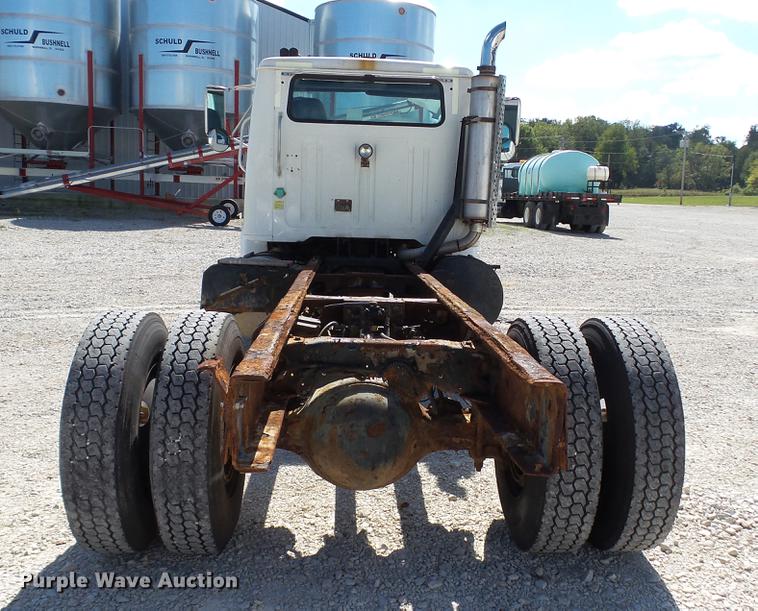 image for item DC2554 2001 International 8100 truck cab and chassis