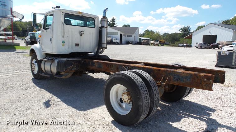 image for item DC2554 2001 International 8100 truck cab and chassis