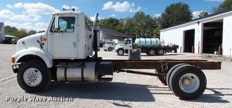 image for item DC2554 2001 International 8100 truck cab and chassis