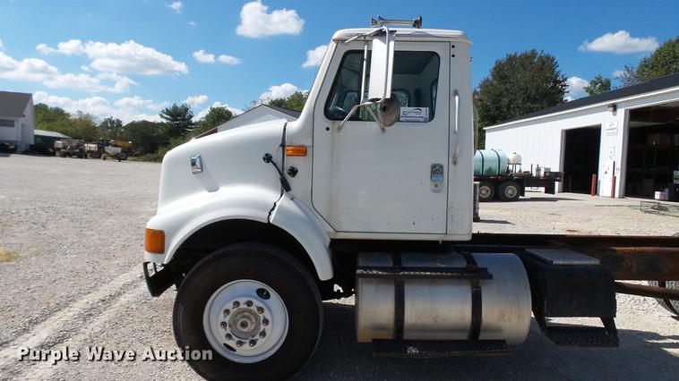 image for item DC2554 2001 International 8100 truck cab and chassis