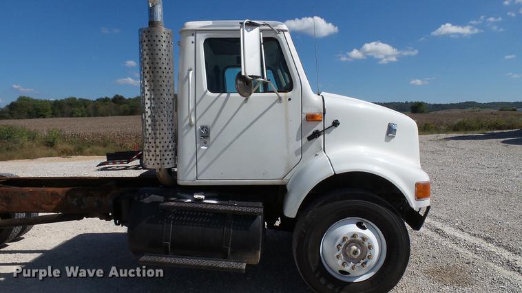 image for item DC2554 2001 International 8100 truck cab and chassis