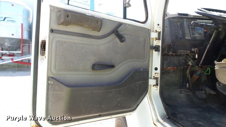 image for item DC2554 2001 International 8100 truck cab and chassis