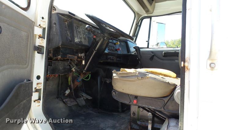 image for item DC2554 2001 International 8100 truck cab and chassis