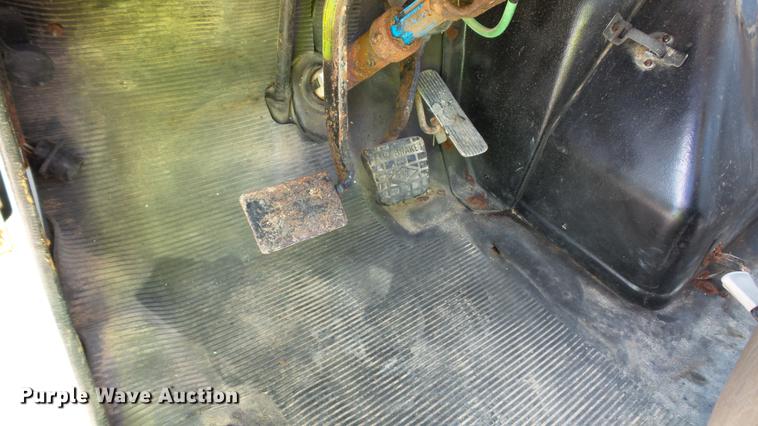 image for item DC2554 2001 International 8100 truck cab and chassis