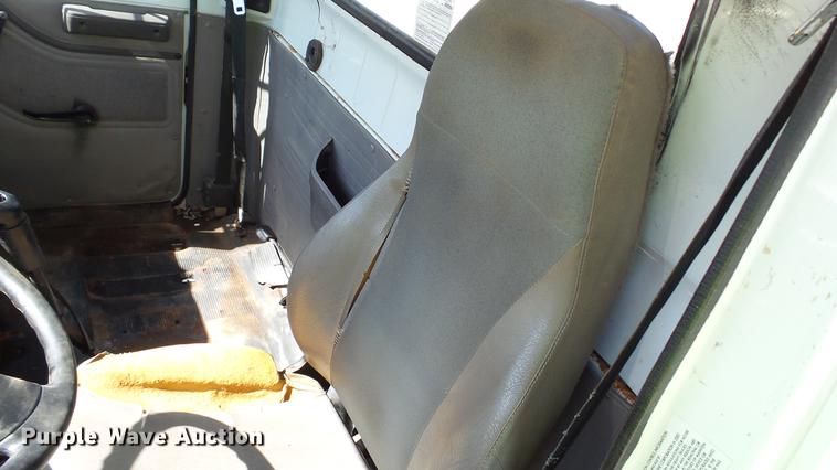 image for item DC2554 2001 International 8100 truck cab and chassis