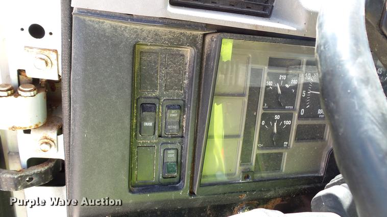 image for item DC2554 2001 International 8100 truck cab and chassis