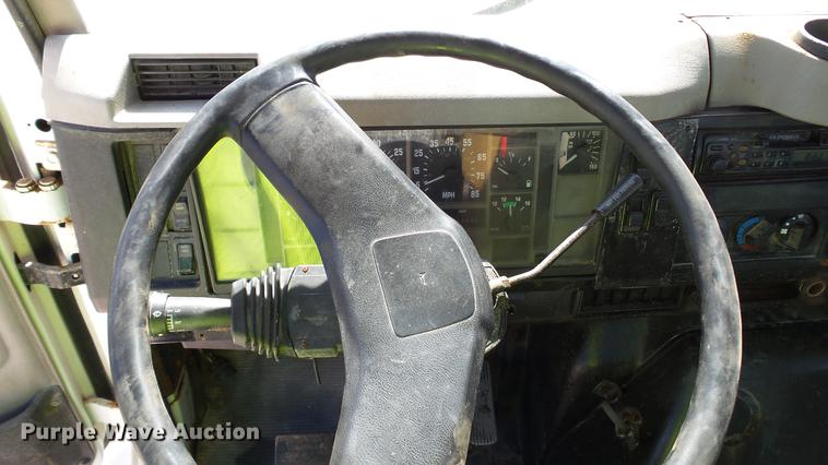 image for item DC2554 2001 International 8100 truck cab and chassis