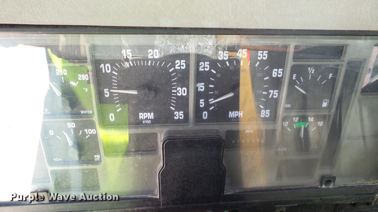 image for item DC2554 2001 International 8100 truck cab and chassis