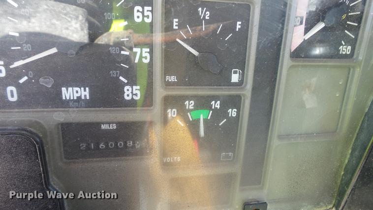 image for item DC2554 2001 International 8100 truck cab and chassis