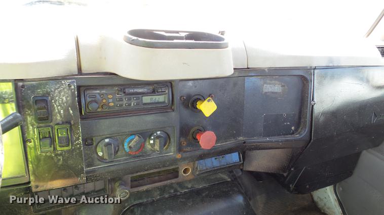 image for item DC2554 2001 International 8100 truck cab and chassis