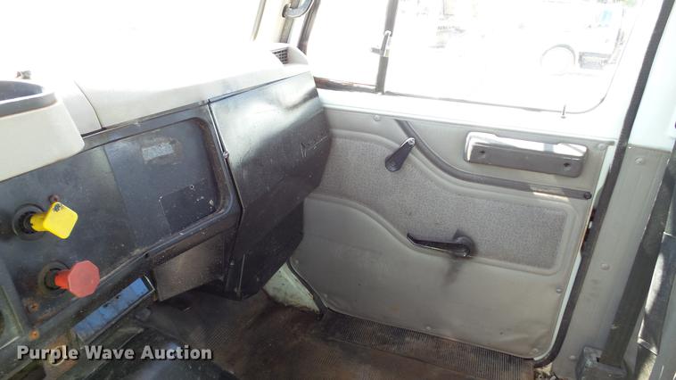 image for item DC2554 2001 International 8100 truck cab and chassis