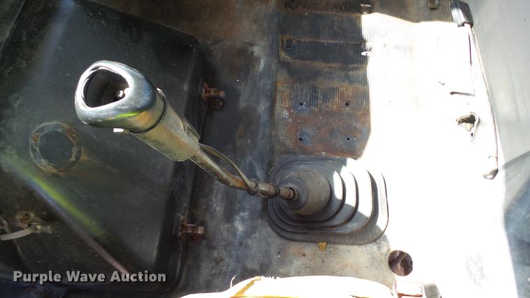 image for item DC2554 2001 International 8100 truck cab and chassis