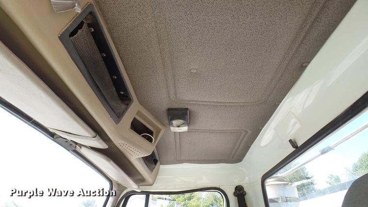 image for item DC2554 2001 International 8100 truck cab and chassis