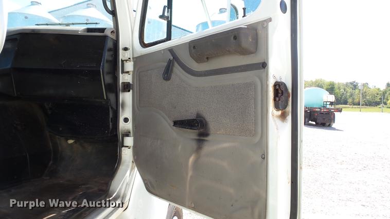 image for item DC2554 2001 International 8100 truck cab and chassis