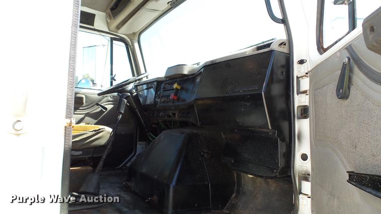 image for item DC2554 2001 International 8100 truck cab and chassis