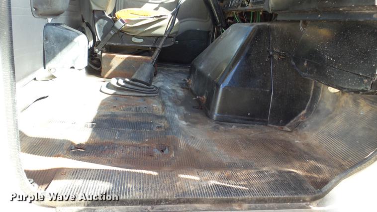 image for item DC2554 2001 International 8100 truck cab and chassis