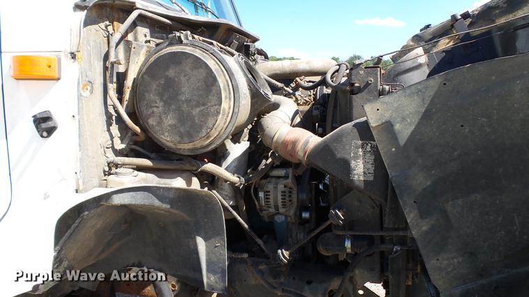 image for item DC2554 2001 International 8100 truck cab and chassis