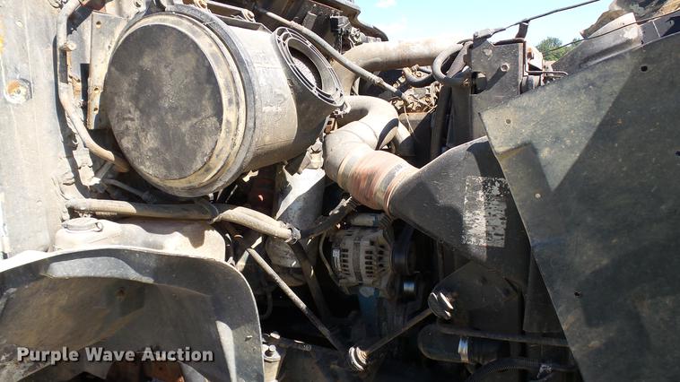 image for item DC2554 2001 International 8100 truck cab and chassis