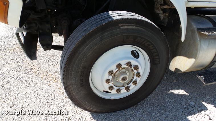 image for item DC2554 2001 International 8100 truck cab and chassis