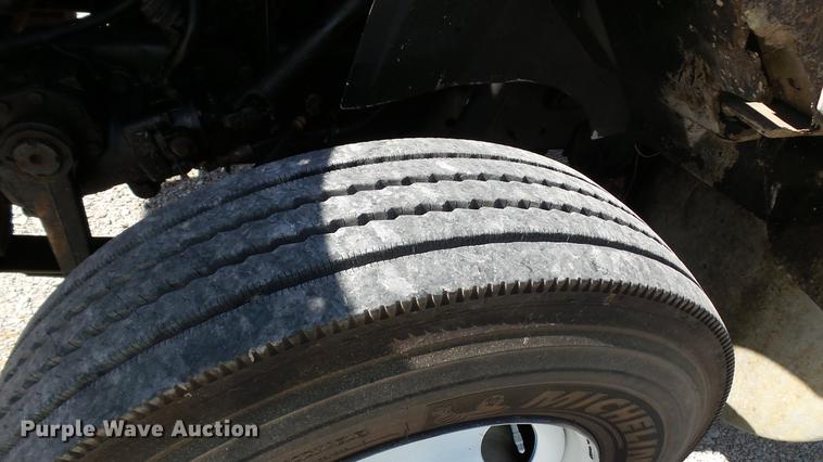 image for item DC2554 2001 International 8100 truck cab and chassis