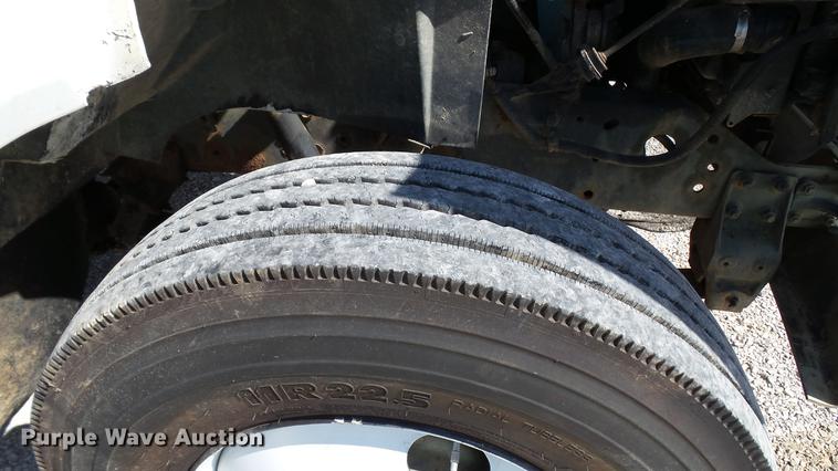 image for item DC2554 2001 International 8100 truck cab and chassis