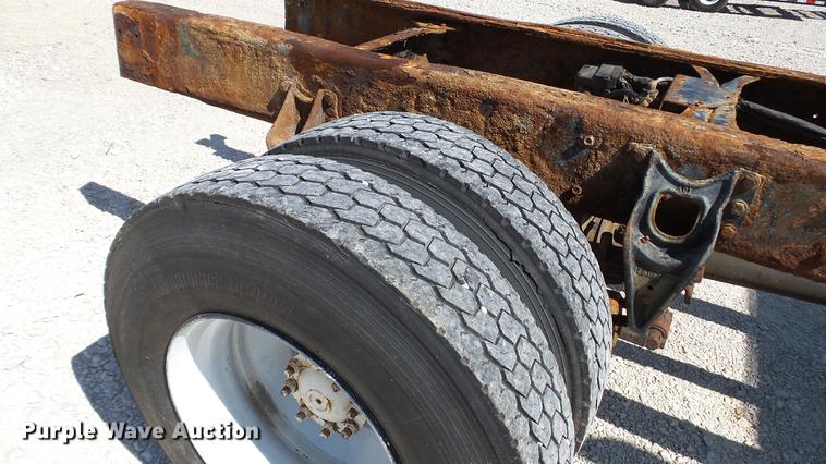 image for item DC2554 2001 International 8100 truck cab and chassis