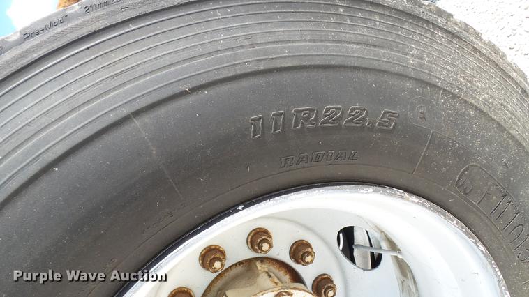 image for item DC2554 2001 International 8100 truck cab and chassis