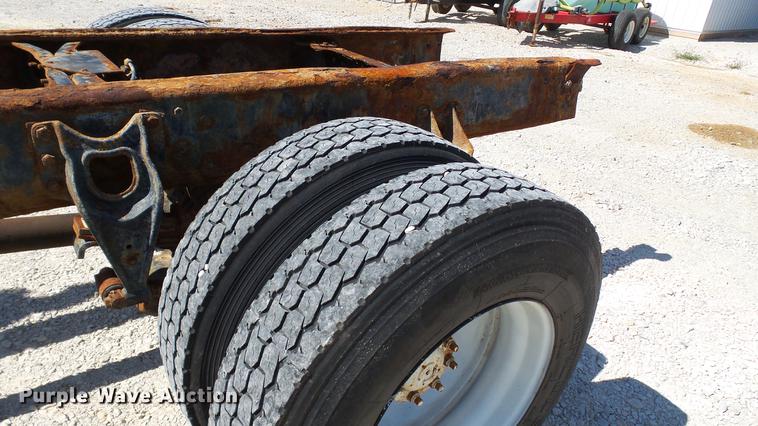 image for item DC2554 2001 International 8100 truck cab and chassis