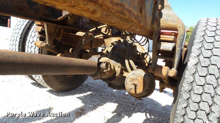 image for item DC2554 2001 International 8100 truck cab and chassis