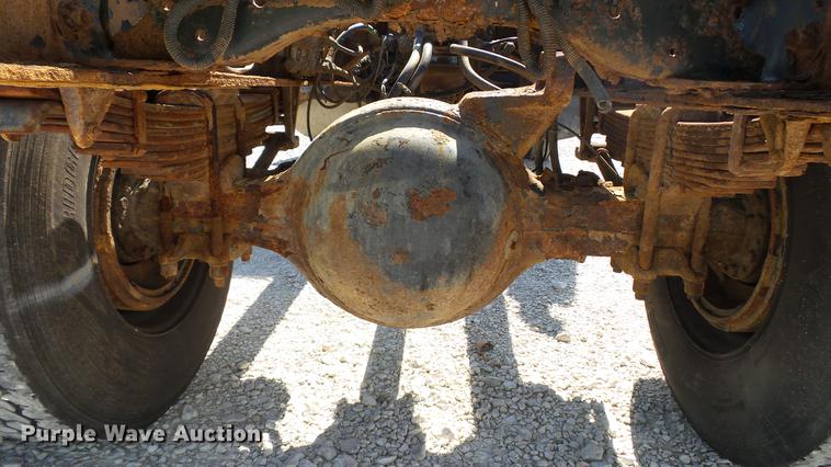 image for item DC2554 2001 International 8100 truck cab and chassis